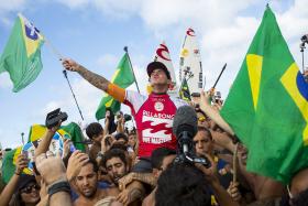 GABRIEL MEDINA CONQUISTA PRIMEIRO TÍTULO MUNDIAL DE SURF PARA O BRASIL