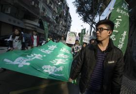 MARCHA PELA DEMOCRACIA JUNTA UMA CENTENA DE PESSOAS NAS RUAS DE MACAU