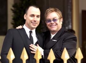 CANTOR ELTON JOHN VOLTOU A CASAR-SE COM DAVID FURNISH, NO REINO UNIDO