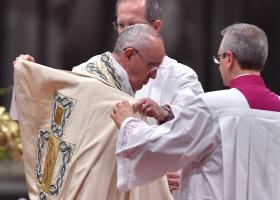 PAPA DEFENDE QUE É PRECISO SERVIR OS MAIS FRACOS