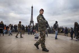 PARIS/ATENTADOS: REFORÇO MILITAR EM PARIS E ARREDORES