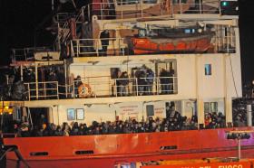 NAVIO À DERIVA COM CENTENAS DE IMIGRANTES AGUARDA SOCORRO NA COSTA ITALIANA