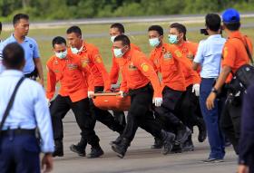 AIRASIA/AVIÃO: SOBE PARA 16 NÚMERO DE CORPOS RECUPERADOS