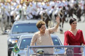 DILMA ROUSSEFF PROMETE DAR PRIORIDADE À EDUCAÇÃO E GOVERNO MAIS TRANSPARENTE