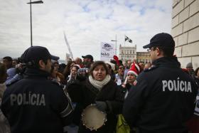 CENTENAS MANIFESTAM-SE EM FRENTE ÀS FINANÇAS RECLAMANDO 35 HORAS DE TRABALHO SEMANAIS