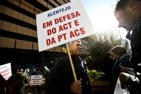 PT: CENTENAS DE TRABALHADORES DA PT PORTUGAL MANIFESTAM-SE À PORTA DA ASSEMBLEIA-GERAL