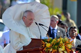 MILHARES DE PESSOAS SAÚDAM O PAPA À CHEGADA AO SRI LANKA