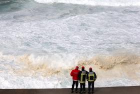 RETOMADAS BUSCAS PARA ENCONTRAR PESCADORES DE BARCO NAUFRAGADO EM SINTRA