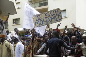 MARCHA EM DAKAR CONTRA CARICATURAS DE MAOMÉ NO JORNAL CHARLIE HEBDO