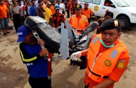 AIRASIA/ AVIÃO: ENCONTRADOS CINCO CORPOS COM CINTOS DE SEGURANÇA NOS ASSENTOS