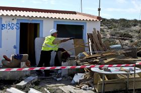 RENATURALIZAÇÃO DA PRAIA DE FARO INICIADA COM DEMOLIÇÃO DE CONSTRUÇÕES ILEGAIS