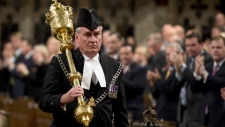 O Sargento-de-Armas Kevin Vickers recebe uma ovação de pé quando entra na Câmara dos Comuns, em Otava - 23 de outubro de 2014. (Adrian Wyld/The Canadian Press)