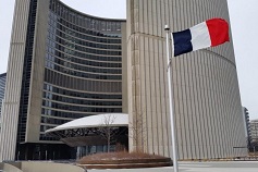 CÂMARA DE TORONTO HASTEIA BANDEIRA FRANCESA PARA HOMENAGEAR VÍTIMAS DE ATENTADO TERRORISTA