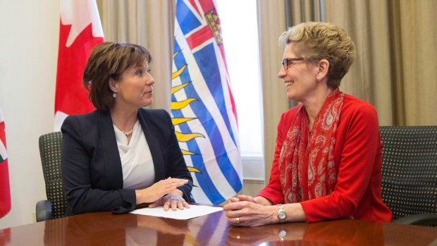 A primeira-ministra do Ontário, Kathleen Wynne (à direita), reunida com a primeira-ministra da Columbia Britânica, Christy Clark, na Legislatura do Queen’s Park, em Toronto - 8 de dezembro de 2014. The Canadian Press / Chris Young