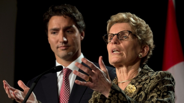 O líder Liberal Justin Trudeau e a primeira-ministra do Ontário, Kathleen Wynne, participam numa conferência de imprensa conjunta em Otava, na quinta-feira, 29 de janeiro, 2015, antes de uma reunião dos primeiros-ministros canadianos. (The Canadian Press / Adrian Wyld)