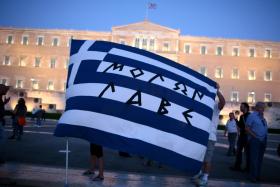 MANIFESTAÇÃO EM ATENAS CONTRA A “CHANTAGEM” SOBRE O GOVERNO GREGO