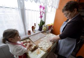 DOIS TERÇOS DOS AVÓS FICAM COM OS NETOS EM CASA DE DIA OU DEPOIS DAS AULAS – ESTUDO