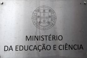 FUNCIONÁRIOS DAS ESCOLAS VÃO ENTREGAR ABAIXO-ASSINADO AO MINISTÉRIO DA EDUCAÇÃO