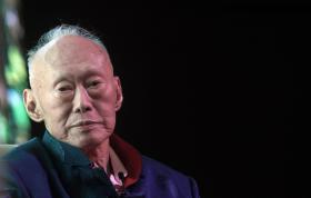 ANTIGO PM DE SINGAPURA LEE KUAN YEW NA UNIDADE DE CUIDADOS INTENSIVOS MAS “ESTÁVEL”