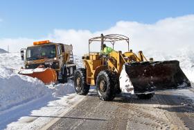 MAU TEMPO: QUEDA DE NEVE CORTA ESTRADAS NA SERRA DA ESTRELA