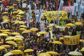 MILHARES DE PESSOAS MANIFESTAM-SE NAS RUAS DE HONG KONG POR LIBERDADE POLÍTICA