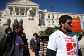 MEIA CENTENA DE DOENTES COM HEPATITE C MANIFESTAM-SE JUNTO AO PARLAMENTO