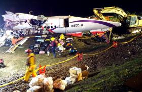 OS DOIS MOTORES DO AVIÃO DA TRANSASIA FALHARAM ANTES DE CAIR AO RIO EM TAIWAN