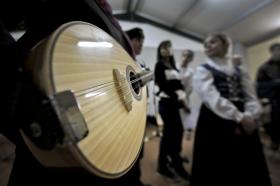 ENSINO DA MÚSICA E TRADIÇÕES DE MÃOS DADAS EM LAFÕES