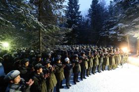 COREIA DO NORTE HOMENAGEIA “QUERIDO LÍDER” COM PROMOÇÕES E PIROTECNIA