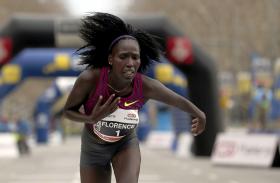 QUENIANA FLORENCE KIPLAGAT BATE RECORDE MUNDIAL DA MEIA-MARATONA