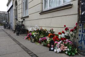 FLORES E VELAS NO LOCAL ONDE FOI MORTO SUSPEITO DOS ATAQUES EM COPENHAGA