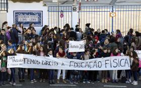 ALUNOS FECHARAM ESCOLA A CADEADO EM LEIRIA E EXIGIRAM OBRAS EM PAVILHÃO