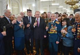 PUTIN DEFENDE REARMAMENTO RUSSO PARA RESPONDER A PRESSÕES