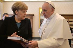 MERKEL VISITA PAPA FRANCISCO E DOA DINHEIRO PARA AJUDAR CRIANÇAS REFUGIADAS