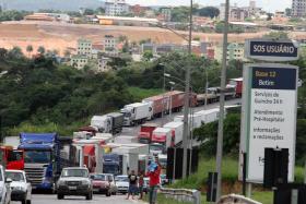 PROTESTO DE CAMIONISTAS NO BRASIL ATINGE 12 ESTADOS E PREJUDICA ABASTECIMENTO