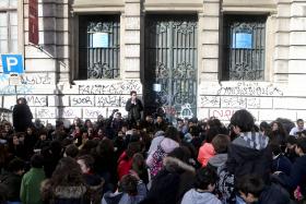 ALUNOS, PAIS E PROFESSORES CONCENTRADOS À PORTA DO CONSERVATÓRIO DESDE AS 07:30