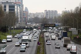 PARIS RESTRINGE TRÂNSITO E TORNA TRANSPORTE PÚBLICO GRATUITO POR UM DIA