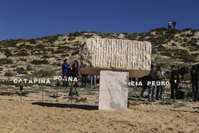 NOMES DAS VÍTIMAS DO MECO GRAVADOS EM MEMORIAL NA PRAIA HOJE INAUGURADO