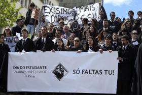 ESTUDANTES DE COIMBRA CONTRA UM GOVERNO QUE OS DEIXA DE “MÃOS ATADAS”