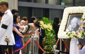 POPULAÇÃO DE SINGAPURA PRESTA HOMENAGEM AO FUNDADOR DA CIDADE-ESTADO