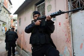 MENINO DE DEZ ANOS MORRE EM TIROTEIO NUMA FAVELA DO RIO DE JANEIRO