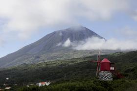 PRIMAVERA FRIA NOS AÇORES COBRE MONTANHA DO PICO DE NEVE