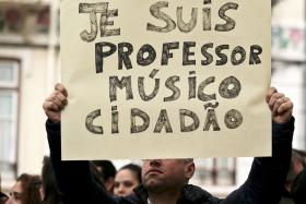 TRABALHADORES DO ENSINO ARTÍSTICO PROTESTAM JUNTO À COMISSÃO EUROPEIA EM LISBOA