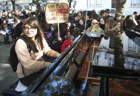 PROFESSORES DO ENSINO ARTÍSTICO COM ORDENADOS EM ATRASO VOLTAM À RUA