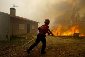 INCÊNDIOS: FOGO EM ARCOS DE VALDEVEZ DOMINADO CERCA DO MEIO-DIA