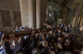 CENTENAS DE CATÓLICOS COMEMORAM PAIXÃO DE CRISTO EM JERUSALÉM