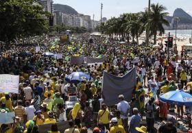 BRASILEIROS VOLTAM A PROTESTAR NAS RUAS CONTRA O GOVERNO MAS EM MENOR NÚMERO