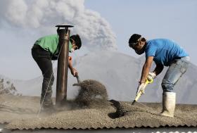 VULCÃO CHILENO CALBUCO CONTINUA A EMITIR CINZA