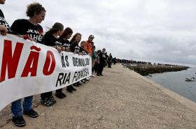 MAIS DE 200 PESSOAS MANIFESTAM-SE CONTRA TOMADA DE POSSE DE CASAS NA ILHA DO FAROL, ALGARVE