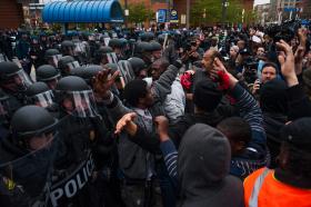 MAIS DE 30 DETIDOS E SETE POLÍCIAS FERIDOS EM PROTESTOS VIOLENTOS EM BALTIMORE, EUA